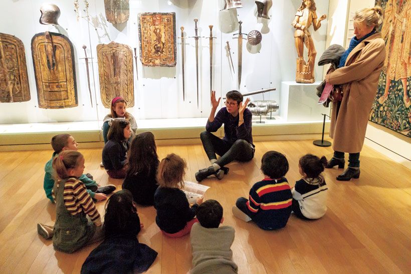 美術館の床に座り、話を聞く子どもたち。海外ではよく見かける光景だ。©HEMIS/アフロ