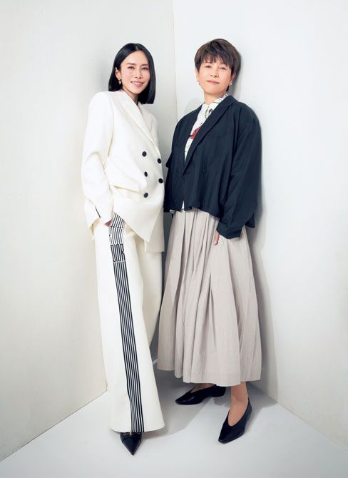 原田さん：ジャケット、シャツ、スカート／エコール・ド・キュリオジテ（www.ecoledecuriosites.com） 中谷さん：ジャケット66万円　パンツ52万円靴14万5000円／すべてディオールシングルピアス70万円　リング110万円／ともにディオール ファイン ジュエリー（すべてクリスチャン ディオール）