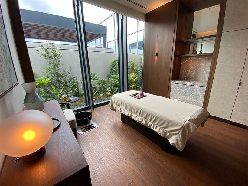 大きな窓から自然光が入るシングルタイプのトリートメントルーム。個室内にはシャワールームや広々としたドレッサーが完備されていて、ゆっくりと過ごせる。