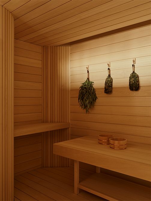 ウッドサウナで蒸気と植物のアロマに包まれる。北ヨーロッパで古くから親しまれている「バーニャ」。サウナの後は「ウェニック」と呼ばれる白樺やユーカリなどの葉をつかったウィスキング（植物でリズミカルに叩いたり、肌をなでる手法）で血行と代謝を促し、デトックス。森林浴のような安らぎが得られる。