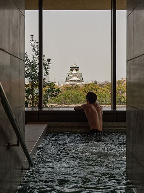 プールからは大阪城が見える。