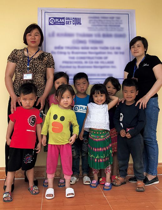 2020年ベトナムに就学前教育施設を寄贈。記念プレートの前に立つ子どもたち。