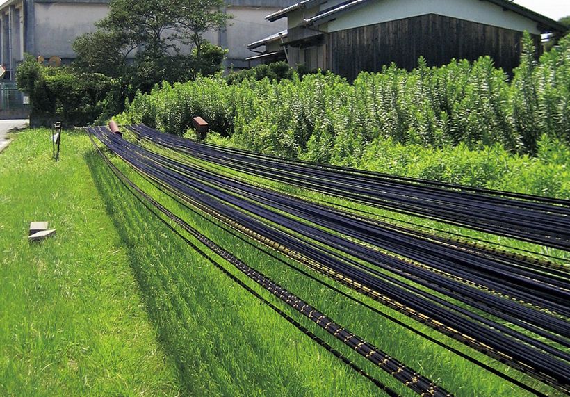 優しい風合いに仕上がるよう、染めた糸は天日干しに。