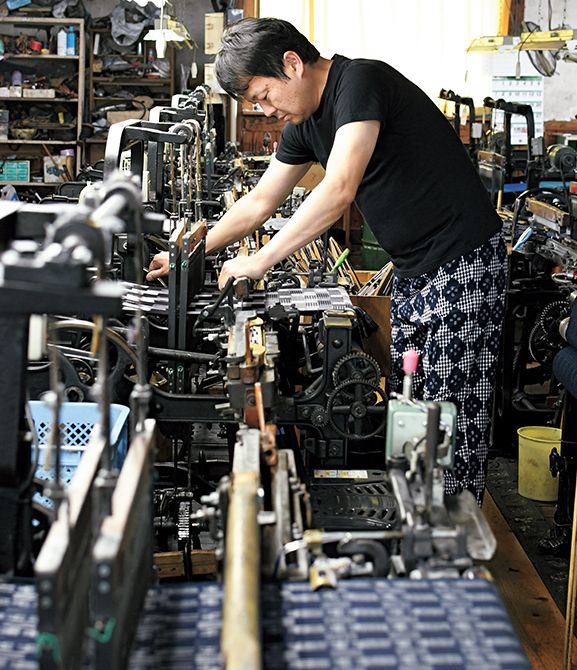 職人の手と機械の合わせ技によって織り上げる。写真は、福岡県八女郡に工房を構える老舗「野村織物」での作業風景。