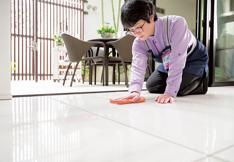 水拭き可能なタイルの床は、お店から持参した掃除機でホコリを取り除いた後、 持参したクロスを水に拭き磨き。床も テーブルも拭き跡を残に浸して固く絞り、「コの字」を描くようさないよう、すぐに乾拭きして仕上げます。