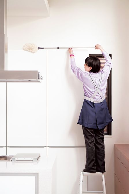 また、手が届かない後ろの収納棚の上は専用の資器材でホコリを丁寧に取り除きます。