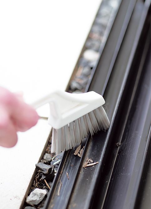 サービス当日。宮澤邸では困り事の筆頭である中庭の掃除から開始。中庭の縁に溜まった落ち葉や敷石の中に入り込んだ木の枝、窓の桟のホコリなどを専用ブラシや手を使ってきれいに。