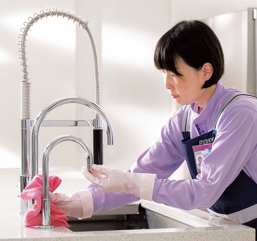 シンクまわりの汚れも、専用の洗 剤を使用してピカピカに。汚れを 落とし、洗剤残りがないように二 度拭きした後、さらに磨いて仕上 げます。