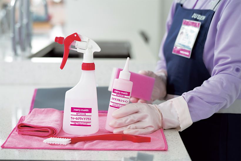 「メリーメイド」とは？「楽しい（merry）お手伝いさん（maids）」をモットーに、サービスに必要な教育を受けたスタッフが訪問して家事代行をする、プロフェッショナルサービスのこと。お客様の忙しい毎日にゆとりと快適さをもたらします。