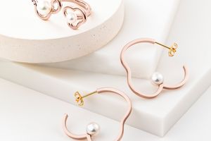 「TASAKI」の新作ジュエリーで、夏の装いに存在感を