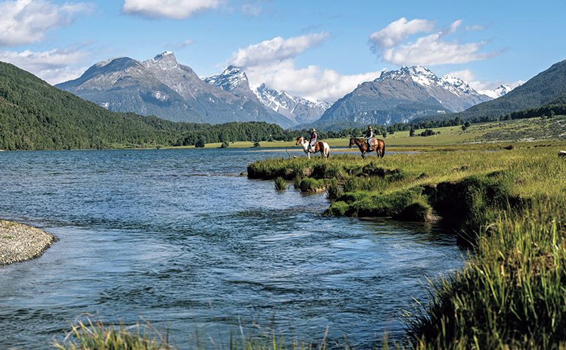 ロッジで提供している体験 のひとつ、乗馬。「3、4泊す る50代以上の富裕層が客層 の中心。興味のあるアクテ ィビティをうまく織り交ぜ ながら、それ以外はゆった りと過ごしていただきたい ので、敷地内の散歩をお薦 めしています」（支配人トム・ バトラーさん）