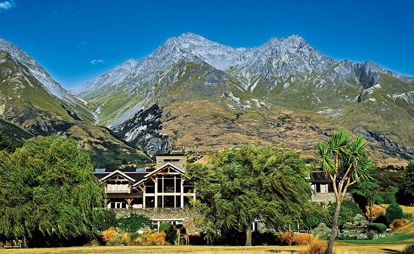 背景の山々と屋根の形が呼 応し、自然に埋もれるかの ように佇むヨーロピアンス タイルの「マウンテンシャ レー」。オーナー夫妻は、夏 の３か月間は毎年この地で 過ごしている。