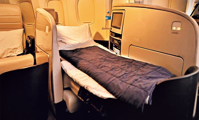 夜はマットレス、枕、掛け布団を備えたフルフラットベッドに早変わり。