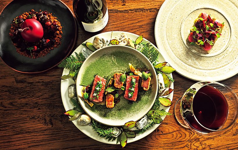 野菜畑や農場を所有し、地元産の食材を中心に使う。ワインはセントラル・オタゴ産のワインを推奨。右から、スクエアのモザイク型がモダンな前菜。底にえびをスライスしたロールを敷 いて。グリーンの盛り付けが美しい和牛のメインディッシュ。可愛いチェリーの形をしたデザートを割ると、ムースの中にチェリーコンポートが。洗練された料理は、1週間、毎日替わる。