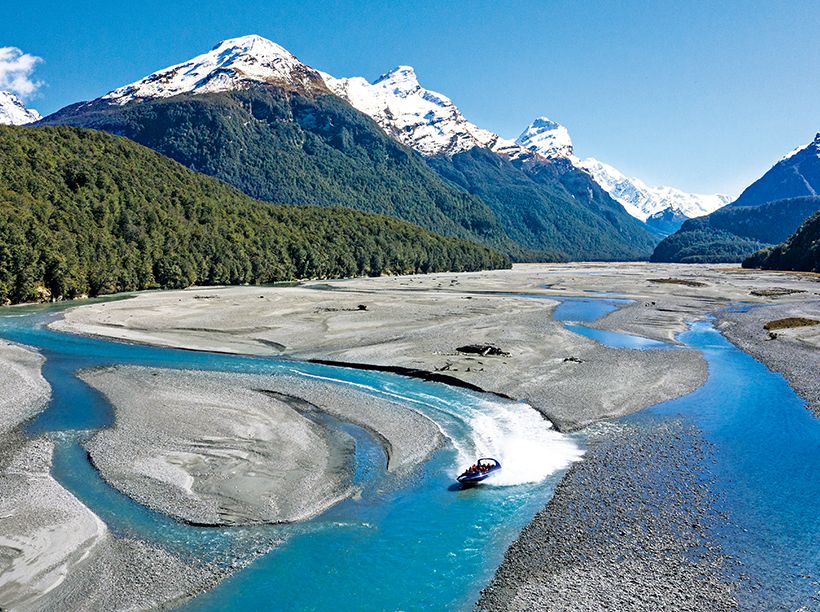 浅い川底でも高速で飛ばせるジェットボートは、ニュージーランド発祥。敷地内に船着き場がある。