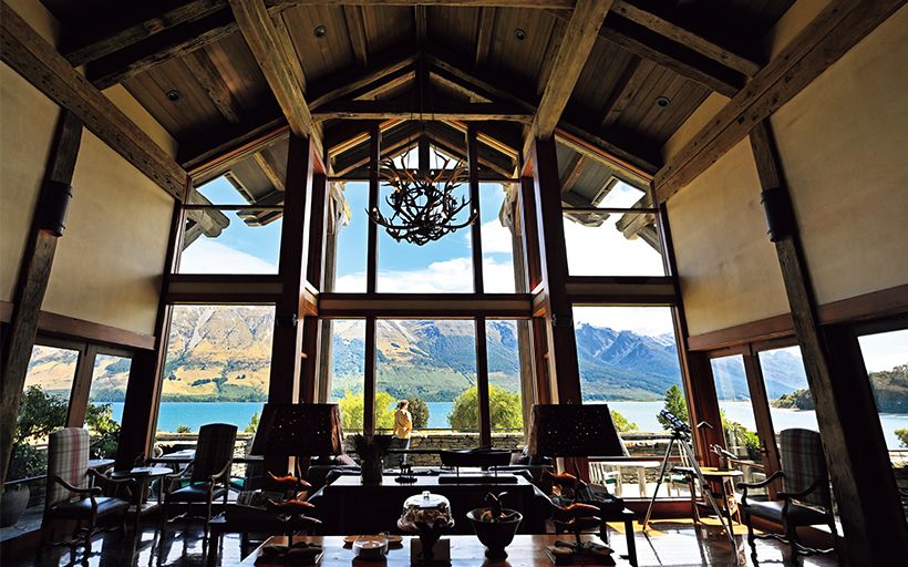 オーナーのこだわりにより古材が使用されたメインロッジ棟のロビー。