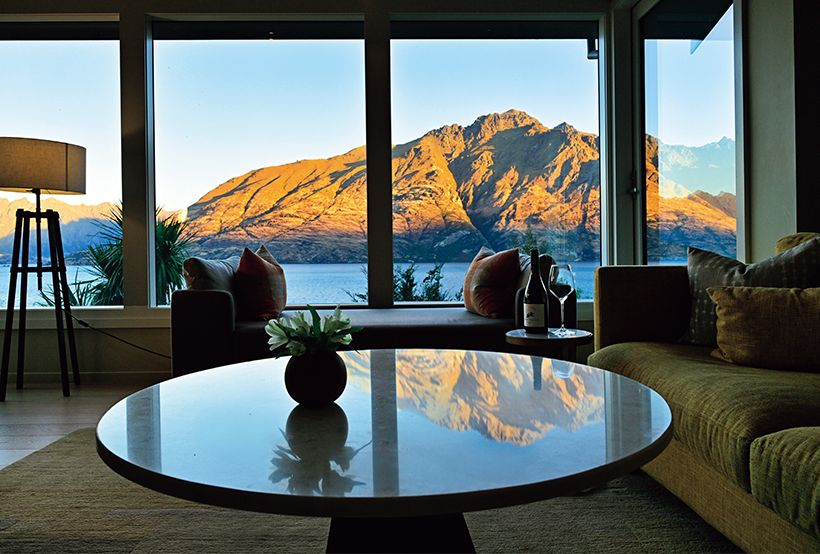 夕方の斜光に染まる山容。