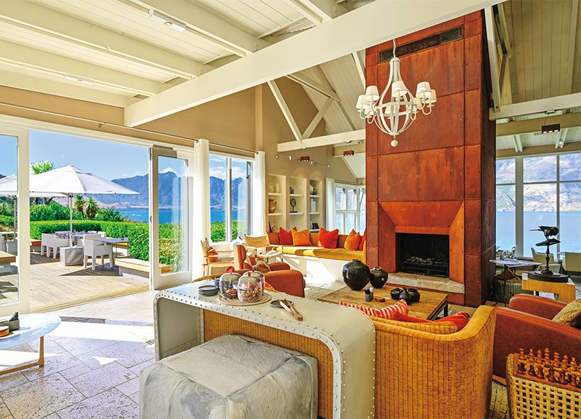 大きなデッキテラスと繫がる暖炉のあるパブリックスペース。奥は絶景のレストラン。