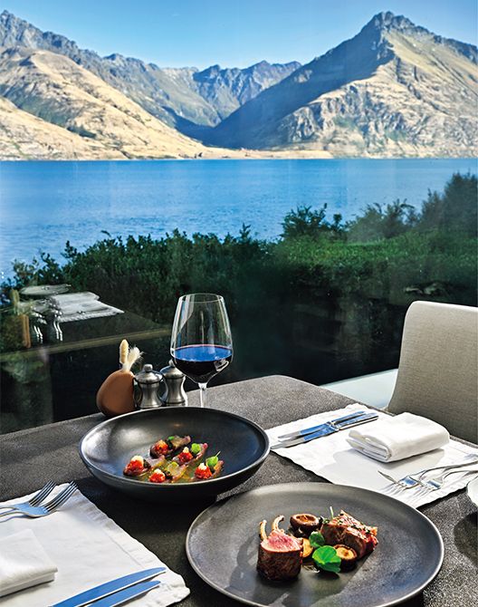 オタゴ地方の食材を使ったモダンニュージーランド料理。手前は、地元の農場から仕入れたラムの一番プレミアムな部位とされるあばら骨付きラックと二番目のランプ肉の取り合わせ。ともに柔らかく、ジューシーな味わい。奥はキングフィッシュのマリネ。