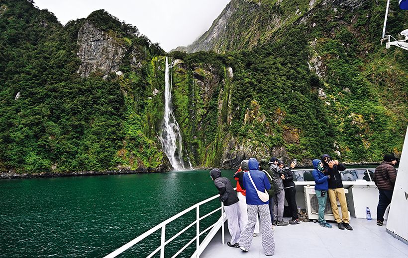 周遊船は数か所の名瀑を順に回っていく行程。