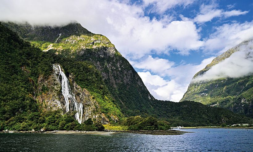 観光船ターミナルから程近いサウンド内最大の滝「ボーウェン・フォール」。160メートルの高さがある。