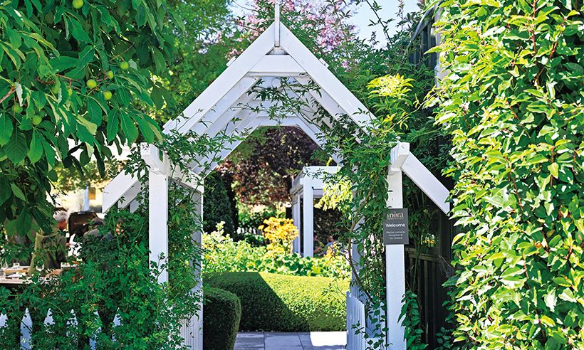 瀟洒な庭付きのレストラン。