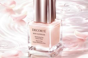 バラ花エキスやボタンピエキスなど、植物由来の美容成分を贅沢に配合