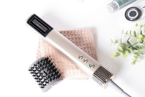 髪を“うるツヤ"＆“サラツヤ”へ導く次世代型スティックドライヤー