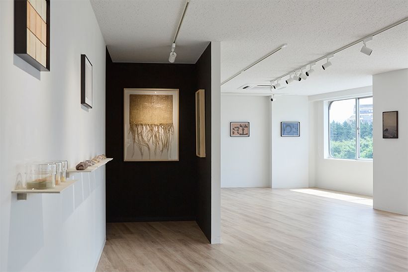 テキスタイルや書など多種多様なアート作品が一堂に揃う。