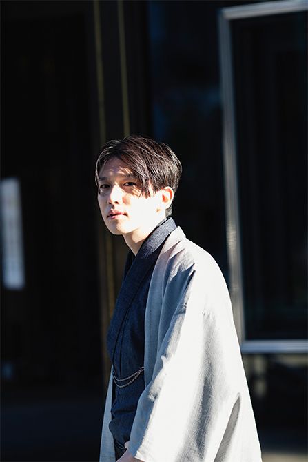 本展のキュレーターである泉二啓太さん。