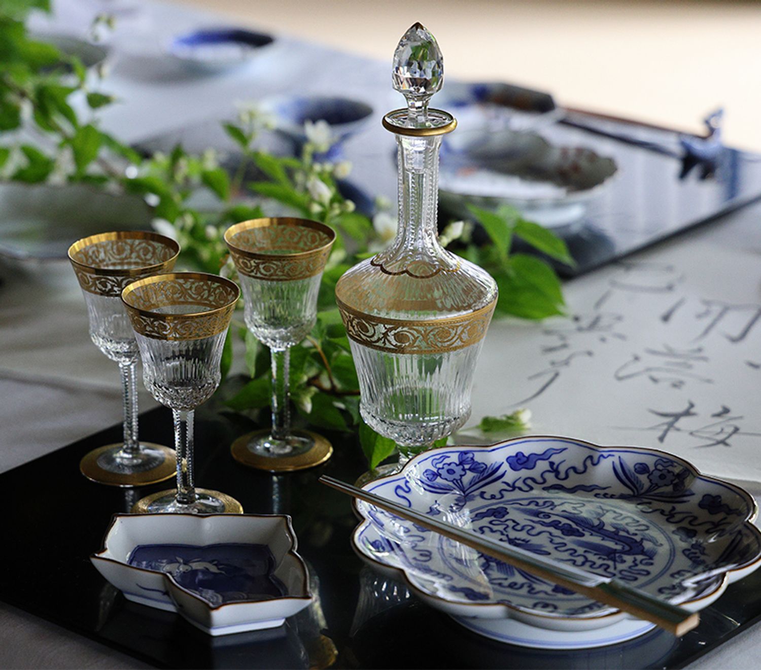 辻精磁社の染付の器に、サンルイのアンティークのデキャンタとワイングラスを合わせて。