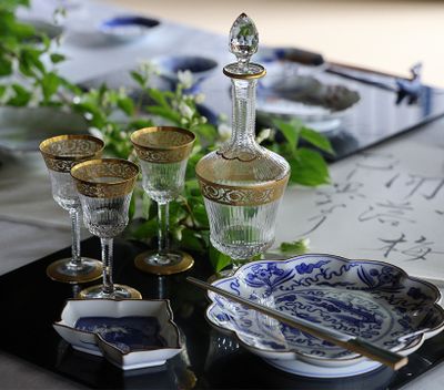 辻精磁社の染付の器に、サンルイのアンティークのデキャンタとワイングラスを合わせて。