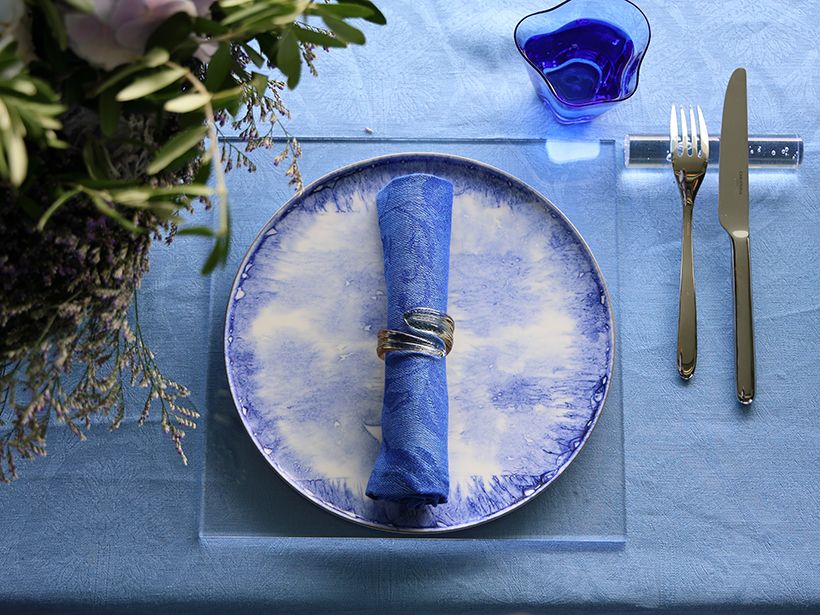 李荘窯業所の呉 須の青でブルーの世界を作りま した。テーブルクロスを少し水 色寄りにして、ナプキンやグラ スは濃いブルーで設えています。 同系色でのグラデーションを楽 しむコーディネートです。