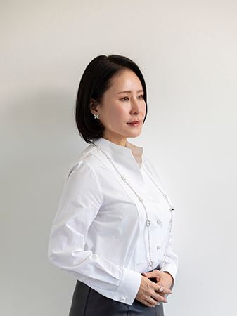 食空間プロデューサー/テーブルスタイリスト。イギリス留学にてテーブルコーディネートを学び、帰国後、百貨店やギャラリー、テーブルコーディネートフェスティバルなどでのイベントやトークショー、スタイリング、セミナーのほか名窯ブランドのスタイリングを多数手がける。紅茶とテーブルセッティングの教室を主宰。学iwataya定例講座講師。福岡在住。公式サイト>> 