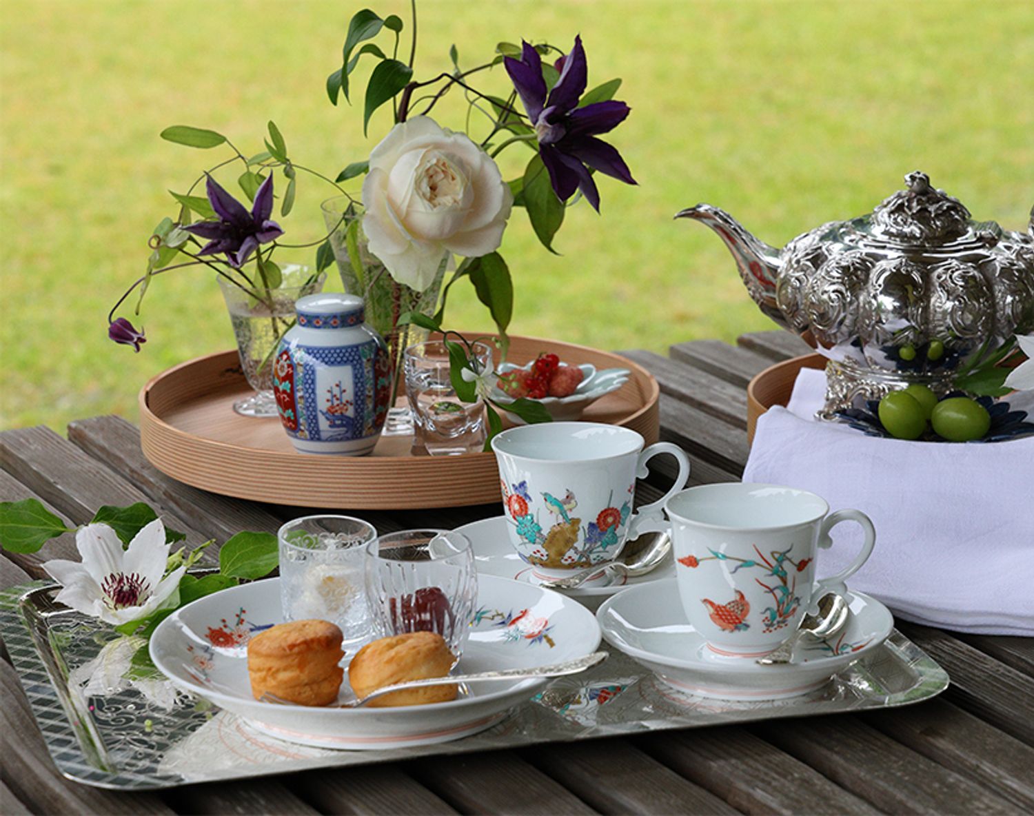 柿右衛門のティーセット。奥・茶壺（小）染錦 松竹梅地文、手前・珈琲碗（縁反）菊鳥文、珈琲碗（縁反）粟鶉文、皿（7寸縁反）花実文。