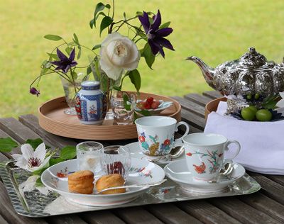 柿右衛門のティーセット。奥・茶壺（小）染錦 松竹梅地文、手前・珈琲碗（縁反）菊鳥文、珈琲碗（縁反）粟鶉文、皿（7寸縁反）花実文。