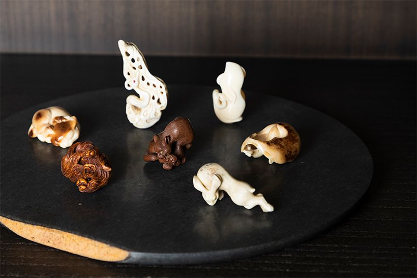 根付けのお洒落は、女性でいうジュエリーのお洒落に匹敵。象牙や翡翠、瑪瑙や銘木を用いた贅沢なコレクションが揃います。