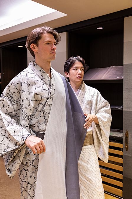 続いては、勝山さと子さん作による夏絹の濃淡を重ねて。