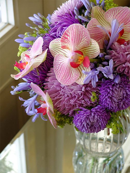 濃淡の青紫の中に、ファレノプシスの大きな花をアクセントに加えたブーケです。青花はアガパンサス‘オリンピックスカイブルー’、アスターの‘マッシュ ブルー’と‘マッシュ ラベンダー’。かわいらしいファレノプシスは‘初恋’という品種です。アルケミラモリスのフレッシュグリーンをあしらいに加えて。退職される女性に職場のスタッフから感謝の気持ちを込めた贈り花です。