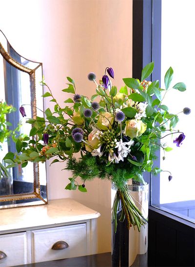 お部屋に飾る花のオーダーを受け、アガパンサス‘ツイスター’やルリタマアザミ‘ベッチーズブルー’、クレマチス‘篭口’など、爽やかな白×ブルーの花を集めてブーケにしました。バラ‘デザート’のボリューム感がブーケに安定感をもたらします。ほかにブルーベリー、アスパラガス・ミリオグラタスなどを使用。