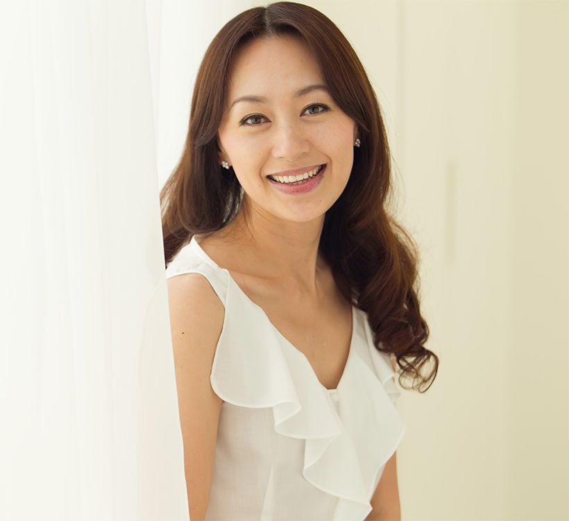 白城あやか（しらき・あやか）／1988年に宝塚歌劇団に入団し、1992年に星組トップ娘役に就任。『紫禁城の落日』 『うたかたの恋』『カサノヴァ・夢のかたみ』『武蔵野の露と消ゆとも』 『エリザベート』などで多彩な実在人物を演じた。 退団後はタレントの中山秀征氏と結婚し、四児の母に。しなやかで凛とした佇まいは、今も多くの女性の共感と憧れを集める。