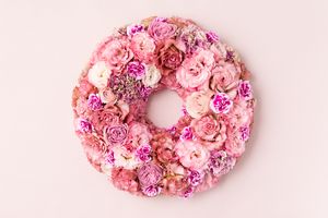 優雅さと華やかさが圧倒的。大人かわいい「リシアンサス」のフラワーリース