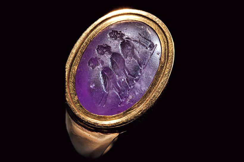 ギリシャの指輪《セイレンたち》。紀元前2～1世紀に彫刻されたアメシストを18世紀以降に指輪に仕立てたもの。目を引くインタリオ（陰刻）は、頭が女性で体が鳥の姿をしたギリシャ神話の海の怪物、セイレン。