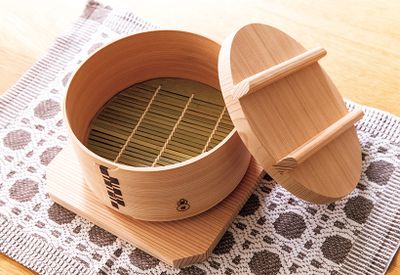 白木和せいろ6寸（本体：直径18×高さ9センチ、2万5300円）。