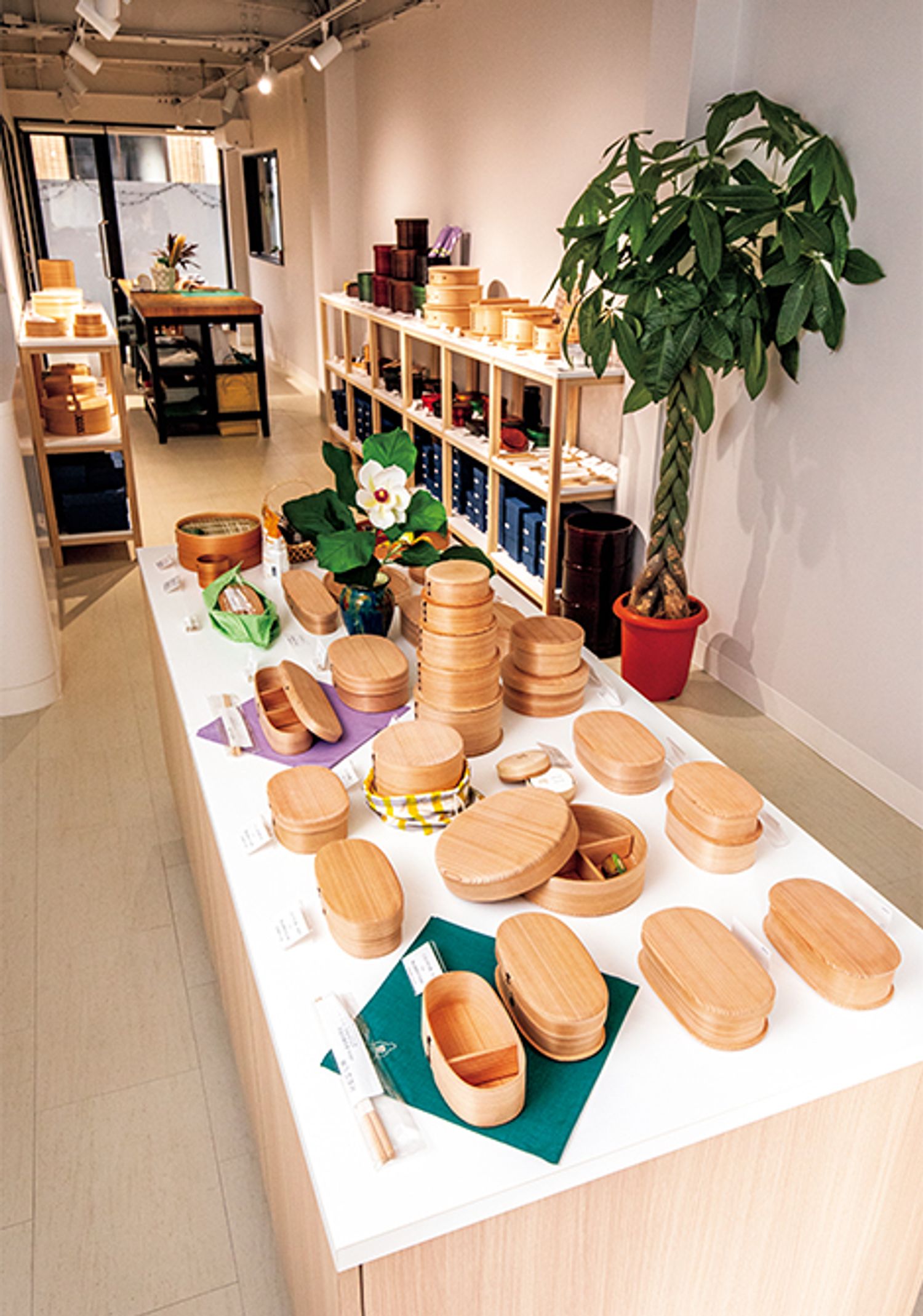 店内では不定期に曲げわっぱ製作体験が行われる。