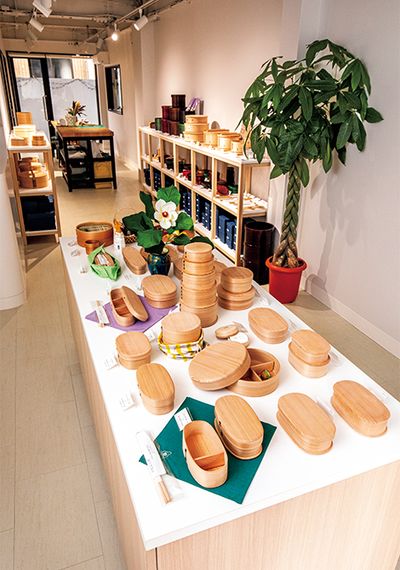 店内では不定期に曲げわっぱ製作体験が行われる。