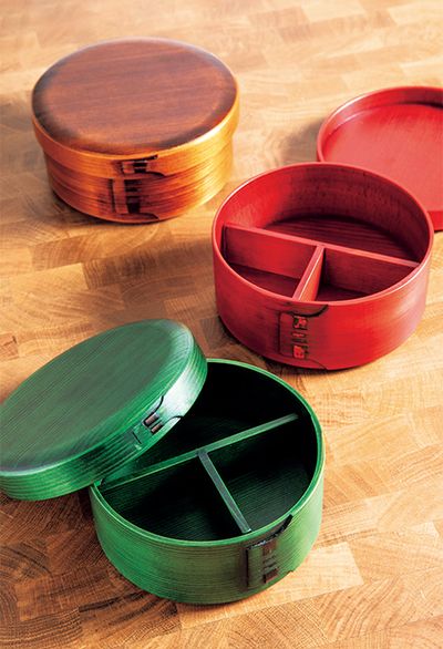 曲げわっぱに漆を塗った「源平」シリーズの丸弁当箱5寸（本体：直径15×高さ6.5センチ）。緑、赤各3万800円、拭き漆2万9700円。
