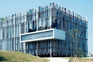 陶芸の街に誕生したアートの新拠点「新北市美術館（シンベイスメイシューグァン）」