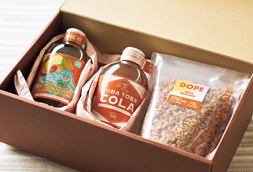 ギフトセット7000円。定番とトロピカル味のコーラシロップ、グラノーラの詰め合わせ。「TOBA TOBA COLA クラフトコーラシロップ（中）」1本310グラム 2450円
