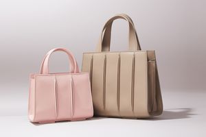 美術館のファサードをイメージした「マックスマーラ」のアイコンバッグが10周年